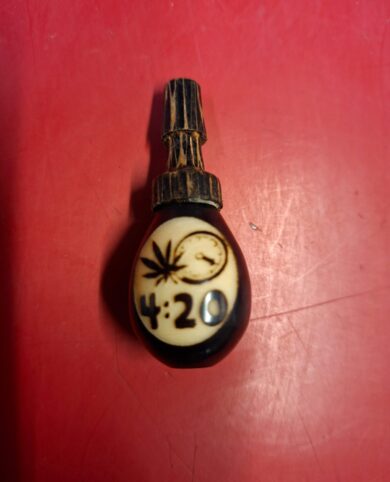 Holzpfeife mit Cannabis 4:20 Motiv (Mini-Pfeife geschnitzt)